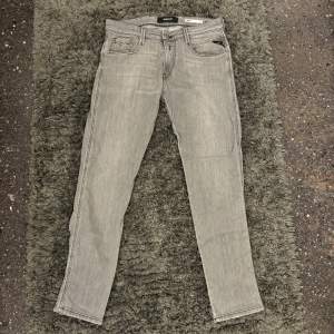 Hej. Säljer ett par ljusgråa jeans från märket Replay. De är hyperflex, vilket är ett väldigt skönt & elastiskt material som passar till både vardag och fest. De är storlek W30/L30 (se bild 4). Jag köpte dem för ungefär två månader sedan och har använt dem väldigt sparsamt, så det är inga defekter på dem. Jag skulle säga att skicket är så gott som nytt, 10/10. Om några frågor kommer upp eller fler bilder önskas är det bara att hojta till! 🙌 obs. priset är inte hugget i sten & byten är aktuellt.