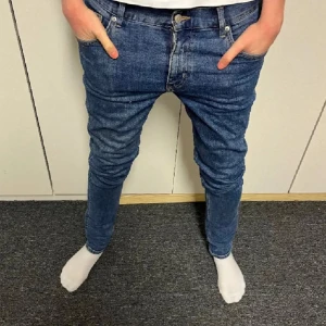Slim fit jeans W30 - Säljer ett par snygga blå jeansbyxor i bra skick. De har en tight passform och är perfekta. Klassisk design Passar både till en avslappnad stil och lite mer uppklädda tillfällen. Helt nya strl W30 från weekday 