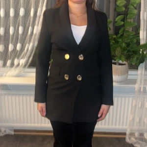 Zara kavaj  - En kavaj från zara aldrig använt.