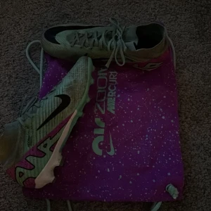 Fotbollsskor! - Tja, säljer NIKE AIR ZOOM MERCURIAL SUPERFLY ELITE 9 AG-PRO PEAK READY - TURKOS/FUCHSIA DREAM/SVART/VIT. Nypris ligger på 3449 men säljer för mycket billigare såklart. Skriv till mig om ni har några frågor eller mer bilder. (Går såklart att rengöra lite mer😉)