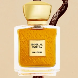Majouri imperial vanilla  - En perfekt vanilj parfym luktar som en blandning av Kayali vanilla 28 & Bianco latte med dofter av vanilj, tona, karamell och socker GOURMAND DOFT!🍬🍦🍪 tyvärr ingen ros doft som jag hade förväntat mig när jag köpte den så den är endast använd 1 gång och kommer med förpackningen och är helt full 75ml. Köpt på Jovoy Paris för 1200kr. Finns inte att lukta på i Sverige men ni kan söka på TikTok eller fragrtlca om ni vill se review av andra🌸💕🩷 