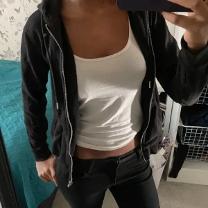 Hoodie - Svart zip-up hoodie