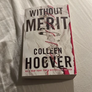 Without Merit - Boken 'Without Merit' av Colleen Hoover handlar om familjen Voss och deras hemligheter. Merit Voss samlar på troféer från en secondhandbutik och avslöjar familjens dolda sanningar. En berättelse om kärlek, sanning och förlåtelse.