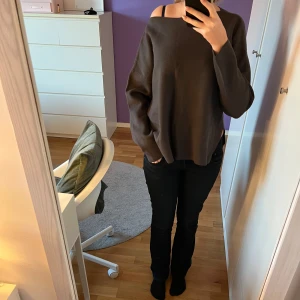 Mjuk tjocktröja  - Säljer denna mörkgråa mjuka tröjan. Den är köpt second hand men var då i nyskick vilket den är nu också, knappt använd. Inga defekter. Obs den har slitsar på sidorna längst ner. Den är nog tänkt som S men passar också M och möjligtvis L för den är ganska oversized.