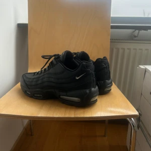 Nike Air Max 95 Black Leather Deadstock - Skick 9/10 som nya. Köpta för 2300kr.