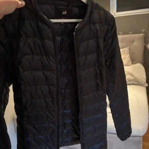 Svart pufferjacka från H&M - Jättefin jacka som tyvärr är för liten för mig 