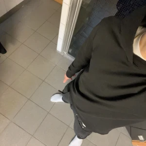 Svart hoodie - Säljer en stilren svart hoodie med långa ärmar. Knappast använd.Perfekt för en avslappnad look. Den är enkel och passar till det mesta. Hör av dig vid intresse!