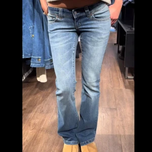 Blå bootcut jeans - Jättefina blå bootcut jeans med låg midja. 