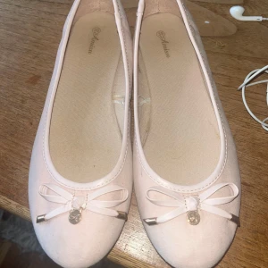 Rosa ballerinaskor med rosett - Säljer ett par söta rosa ballerinaskor med rosett och gulddetalj framtill. Bra skick, köpte på vinted men dom passade tyvärr inte mig💗 perfekta till sommaren eller om man vill vara lite mer finklädd!