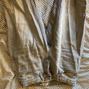 Grå jeansbyxor från 157 - Snygga grå jeansbyxor från 157 i storlek S. Byxorna har en klassisk design med knappar framtill och fickor både fram och bak. Dom skulle nog passa som M också då dom är lite stora.