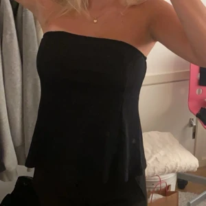 Svart axelbandslös topp - Säljer en svart axelbandslös topp som passar till allt. Storlek S från BikBok.❣️