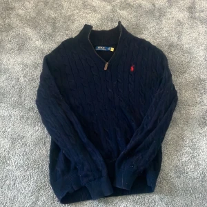 Kabelstickad half zip från ralph lauren - Knappt använd använd ca 5 gånger storlek M nypris 2700kr mitt pris 799kr pris kan diskuteras😊