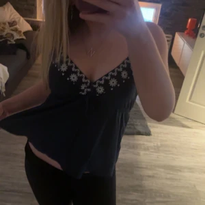 Sommartopp - Supersnygg sommartopp från shein 💓 bra skick och perfekt till fest eller bara allmänt sommar💓 