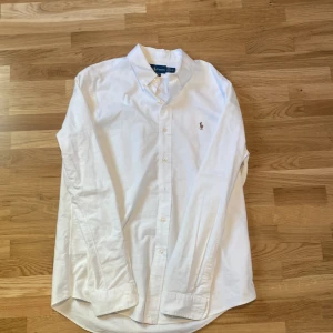 Ralph Lauren skjorta - Säljer en Ralph lauren skjorta vit. Storleken är L och skick 9/10. Hör av dig vid frågor/funderingar. Kan sänka priset vid snabb affär