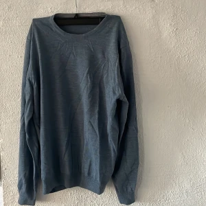 Blå tröja från Stenströms - Säljer en stilren blå tröja från Stenströms. Tröjan har en klassisk rund hals och långa ärmar, perfekt för en avslappnad men ändå elegant look. Den är i L men sitter som M. Säljer för ett riktigt bra pris 
