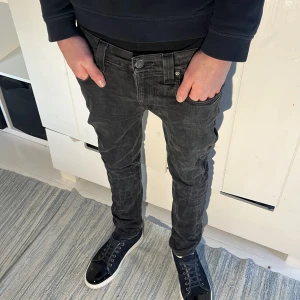 Nudie jeans - Tja säljer dessa feta nudie jeans! Det står att storleken är 32/32 men jag skulle säga att det passar 29/30 eftersom det är storleken jag har. Modellen är 60 kg och 169cm. Jeansen har varit lagade av nudie sen innan men märker inte alls det. Fråga gärna om bild! Skriv vid minsta fundering!!!