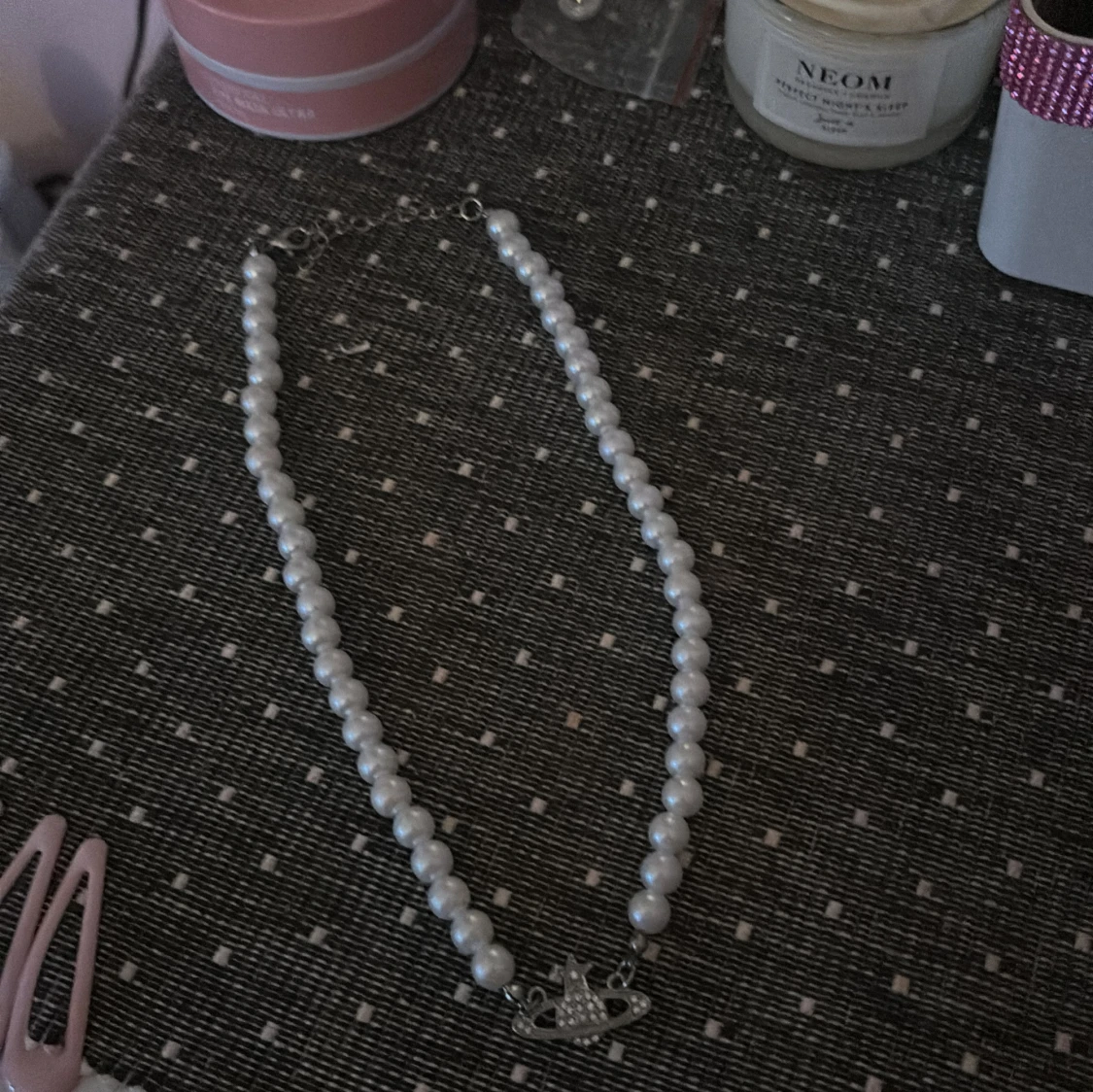 Pärlhalsband med silverdetalj - 1