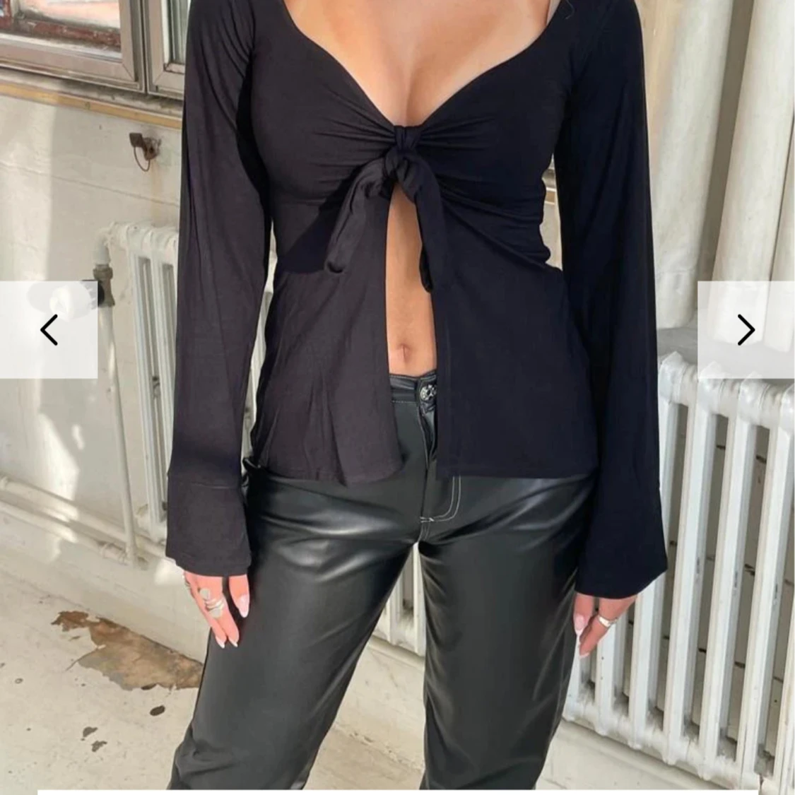 Svart långärmad knytblus
