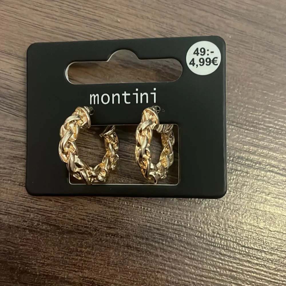 Säljer ett par örhängen från ur&Penn montini som är i helt nytt skick ⭐️ . Asusteet.