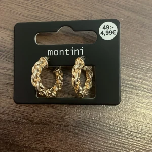 Örhängen från ur&Penn  - Säljer ett par örhängen från ur&Penn montini som är i helt nytt skick ⭐️ 