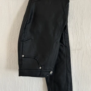 Svarta läderimitation byxor - Stor garderobrensning♻️Se gärna mina andra annonser. Pris går att diskutera vid flerköp🌸