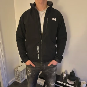 Helly Hansen jacka  - Tja säljer en riktigt fet jacka från Helly Hansen vid storleken S. Det är en vindjacka som är skön och håller värmen, jackan är i bra skick och tveka inte på att höra av er vid frågor och funderingar. Priset kan diskuteras 🫡🍾