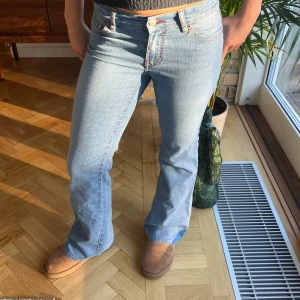 Ljusblå bootcut jeans - Snygga ljusblå bootcut jeans med klassisk femficksdesign och knappgylf. Skulle säga att dom är S/M dom anpassar sig väldigt bra i passformen.Perfekta för en avslappnad stil. De har en bekväm passform