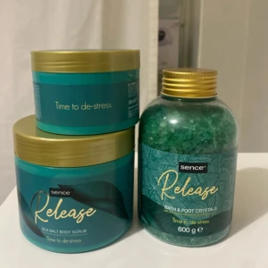 Sence Release kroppsprodukter - Sence Release set med havssalt kroppsskrubb och bad- och fotkristaller. Kroppsskrubben kommer i en turkos burk med guldlock och innehåller 200 ml. Bad- och fotkristallerna är i en större burk på 600 g. Perfekt för avkoppling och stresslindring.