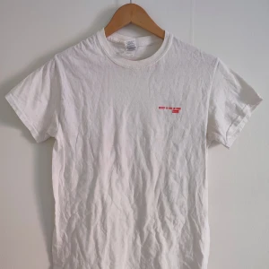 Vit t-shirt lovelytheband - Säljer en vit t-shirt med från 'finding it hard to smile tour' av lovelytheband. Köpt på deras konsert.