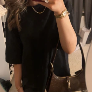 Svart stickad topp - Jätte fin men kommer inte till användning!