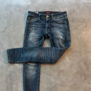 Jack and Jones Jeans - Ett par riktigt feta Jack and Jones jeans med slitningar!🔥De är i mycket bra skick!🤩 Passar storlek 28/32🎉🎉   !⚠️PRIS KAN DISKUTERAS⚠️!