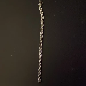 Silver armband  - Silver armband som har blivit använd max 2-3 gånger. Pris kan diskuteras