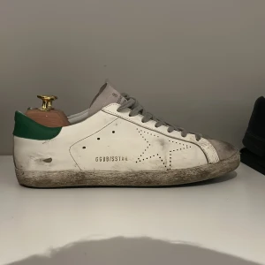 Golden goose - Hej! Säljer mina Golden goose i storlek 44 som är i riktigt bra skick förutom att de behöver en liten tvätt. Dustbag slänger jag med vid smidig affär.