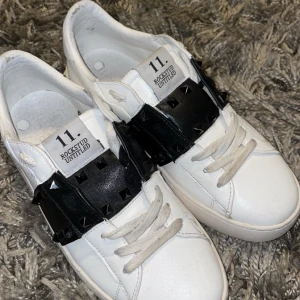 Valentino open rockstud - Säljer nu dessa par valentino skor som jag säljer då de är för små för mig. Jag vet inte om skorna är äkta och därmed priset. Skicket är bra