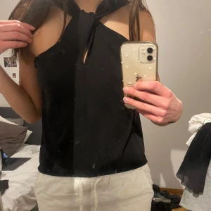 Svart ärmlös topp med knyt - Snygg svart ärmlös topp med knyt vid halsen❣️