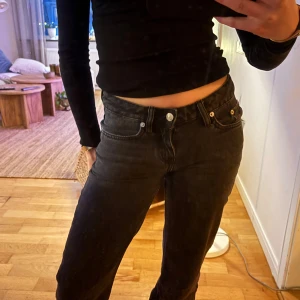 lågmidjade jeans  - lågmidjade raka jeans 