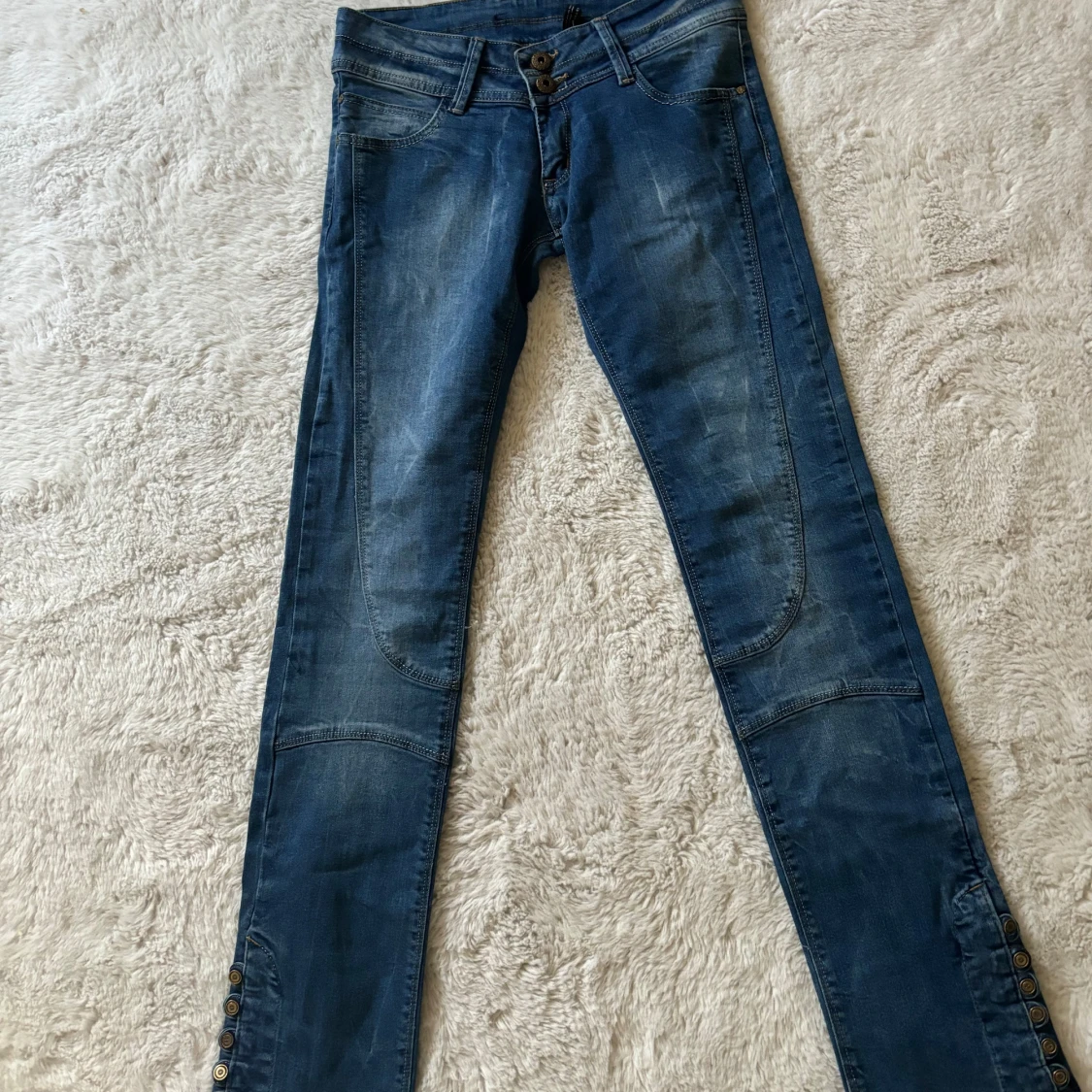 Blå jeans med knappar