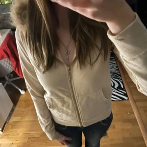 snygg tjocktröja med päls  - Säljer en beige jacka med dragkedja och huva. Päls e påsydd så handtvättar i mellan varmt vatten. Bilderna är från min vän ifrån när hon lånade den. Kontakta vid frågor!!  Pris går att diskuteras 