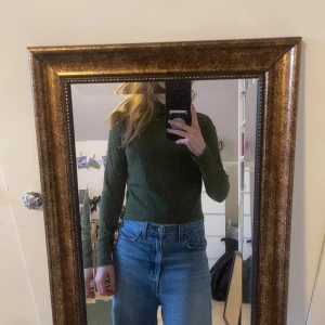 Grön ribbad polotröja - Grön ribbad polotröja som är perfekt att bära som den är eller under en skjorta. 