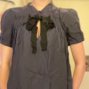 Blus med knytdetalj - Sötaste blusen som är i strl M men passar S! Pris kan diskuteras