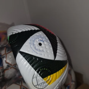 Äkta Euro24 fussballliebe fotboll  - Offciell matchboll för Euro 2024. Bollen är tillverkad högkvalitativa syntetiska material som är lätta och det bästa!