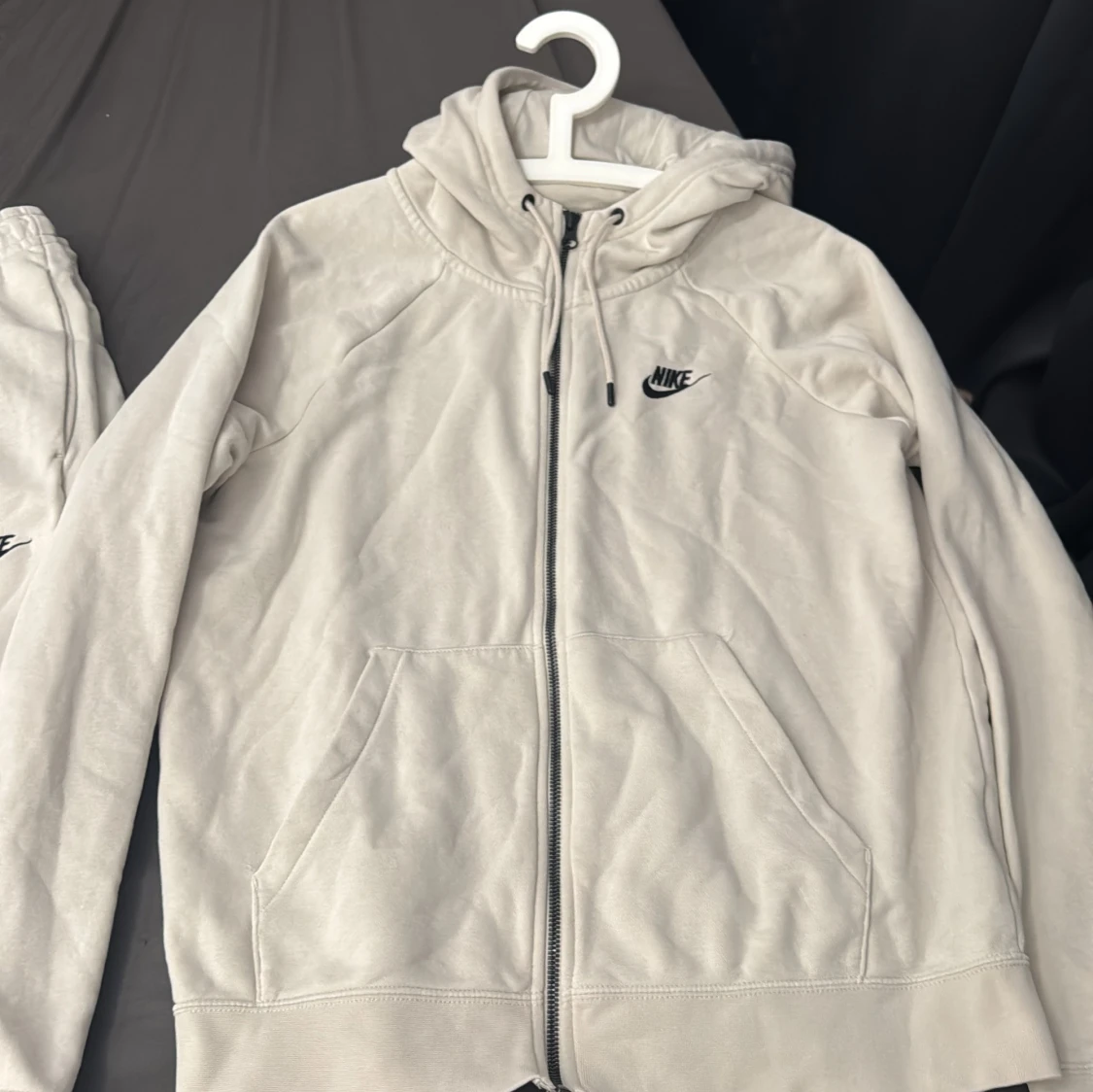 Grå hoodie och byxor från Nike - 3