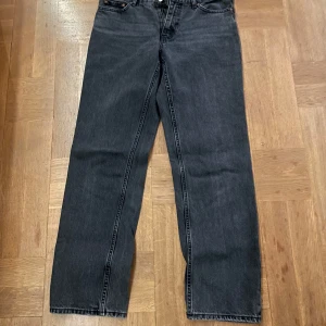 Svarta jeans från Gina Tricot - Snygga svarta jeans från Perfect Jeans i storlek 38. De har en klassisk straight passform och är tillverkade i ett slitstarkt denimtyg. Byxorna har en dragkedja och knapp framtill för enkel stängning.