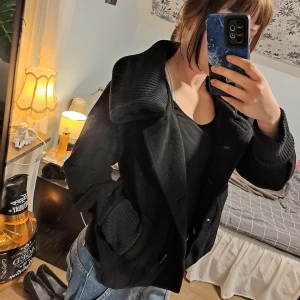 Jacka - Svart stilren jacka med knappar i storlek S 💕