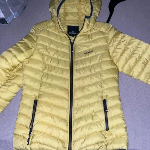 Co Bolt of Sweden M - Jag säljer min mammas jacka på grund av oanvändning. Pris kan diskutera via intresse. 