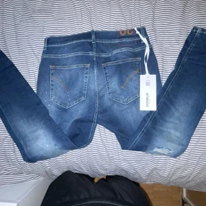 HELT NYA dondups med slitningar - Snygga blå jeans från Dondup med slitningar på. Helt nya köpta från zalando men de va lite korta för min stil, de är ca 30/30 Sitter slim! O priset kan självklart diskuteras 