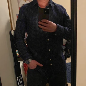 J.Lindeberg | Mörkblå Skjorta | L - ‼️Mörkblå Skjorta från J.Lindeberg‼️ Märke: J.Lindeberg 🏷️ Storlek: L 📏 Passform: Slim fit 📌 Skick: ⭐️9/10⭐️ Fraktar: Inom 1 dag 📦  