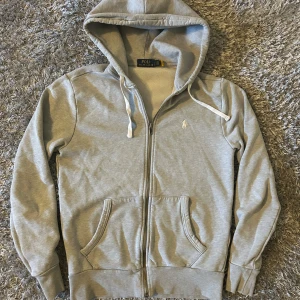 Ralph lauren  zip hoodie - säljer min nästen helt nya ralph lauren zip. köptes från zalando för 1799 på rabbat. orginal priset är ca 2200 