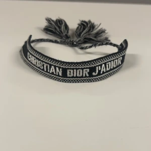 Christian Dior Armband - Snyggt Vintage armband från Christian Dior J'Adior med en universall passform. Tyvärr så har jag förlorat Äkthetsbeviset, priset är ej hugget i sten!