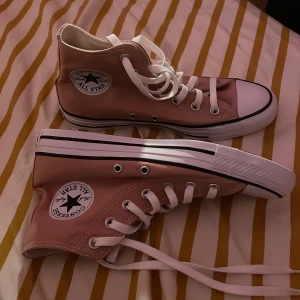 Rosa Converse  - intressekoll på mina supersnygga rosa converse som tyvärr är för stora för mig!❤️💗 de är helt oanvända men lådan finns inte kvar. Kom gärna med prisförslag!❤️